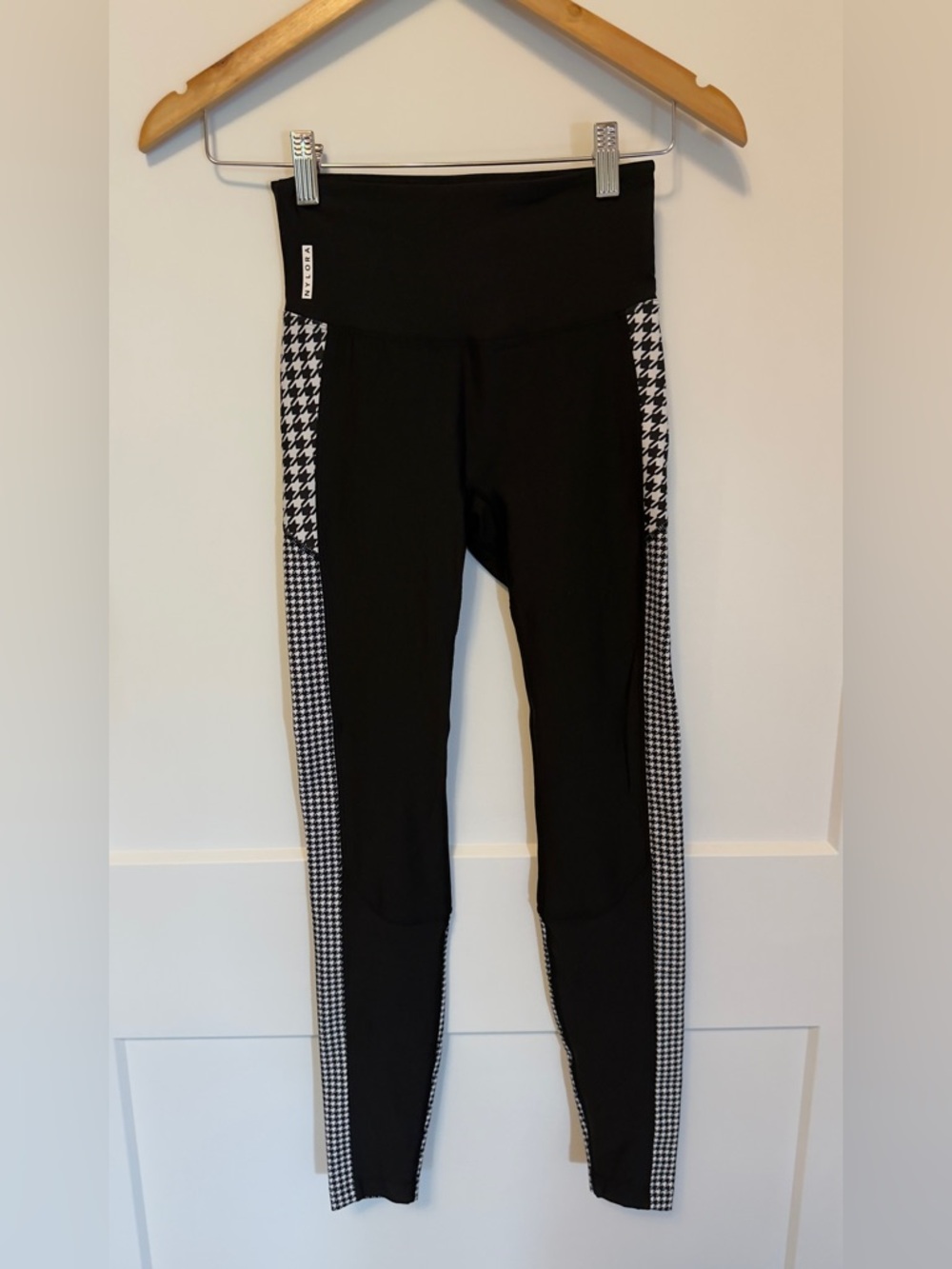NYLORA Black Leggings with Black-and-White Houndstooth Side Panels XS